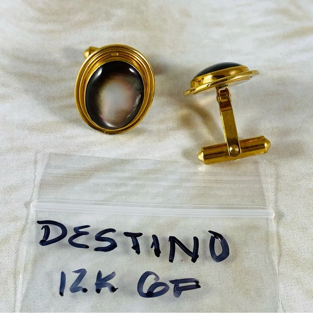 Elegant Gold and mother-of-pearl Oval cuff links